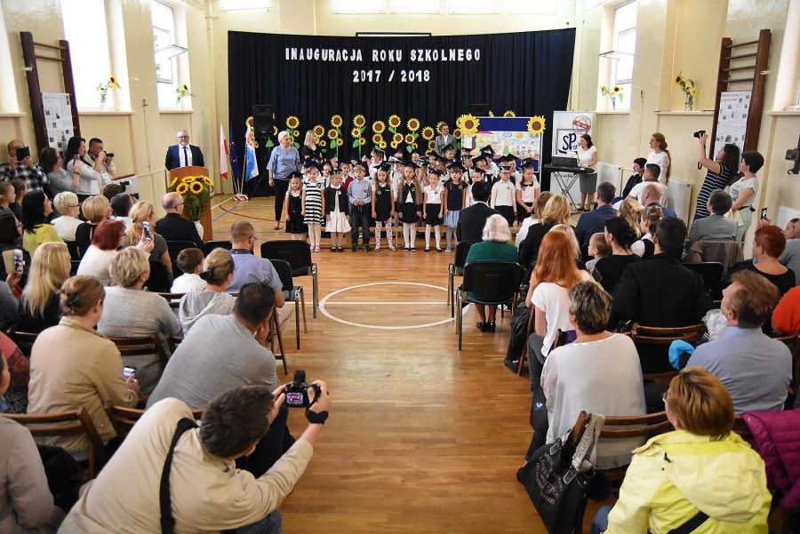 Rozpoczęcie roku szkolnego 2017/2018 w SP nr 10 w Gdyni Chyloni // fot. M. Puszczewicz