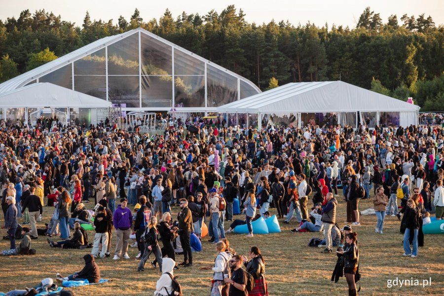 Uczestnicy Open'era na terenie miasteczka festiwalowego 