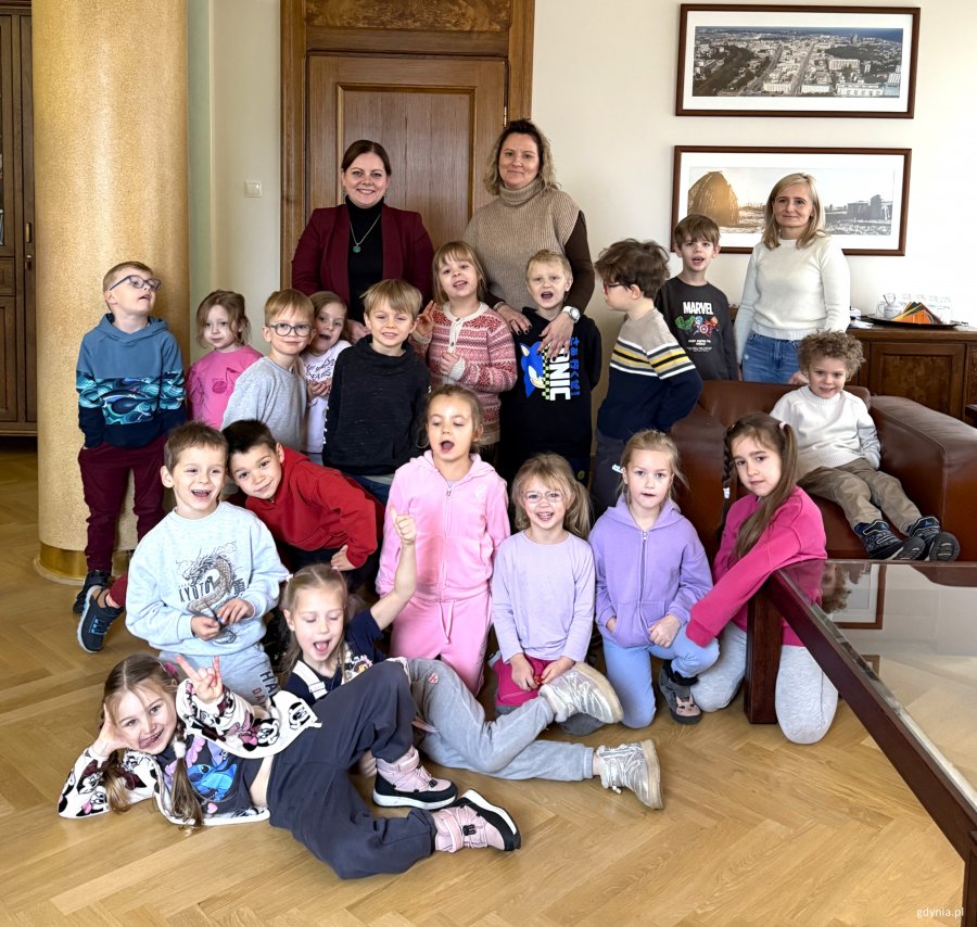 Grupa dzieci z kobietami