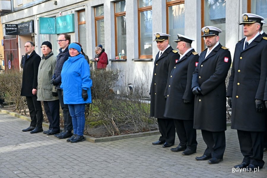 W uroczystościach z okazji Narodowego Dnia Pamięci Żołnierzy Wyklętych wzięli udział m.in. (od lewej): Grzegorz Kuleta - dyrektor biura senatorskiego Sławomira Rybickiego, radny Zenon Roda, Jakub Ubych - wiceprzewodniczący Rady Miasta Gdyni, radna Danuta Styk oraz przedstawiciele Marynarki Wojennej RP // fot. Magdalena Czernek