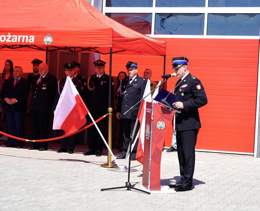 Mężczyzna w mundurze strażaka przy mikrofonie