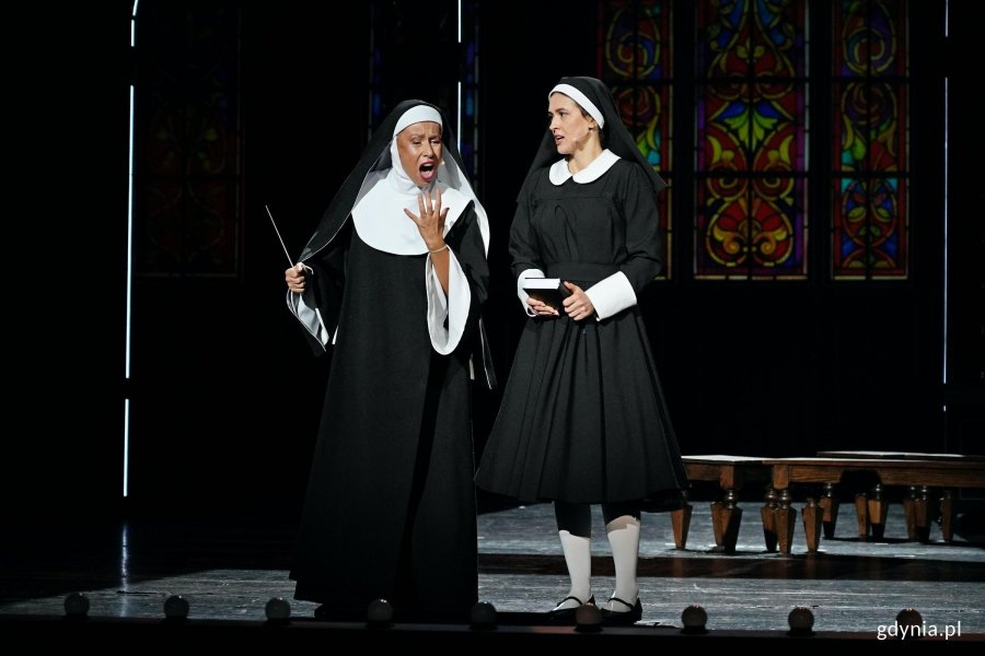 Zdjęcie z pr&oacute;by medialnej spektaklu &bdquo;Zakonnica w przebraniu&rdquo; w Teatrze Muzycznym w Gdyni. Karolina Trębacz jako Deloris Van Cartier i Weronika Radniecka jako siostra Maria Robert 