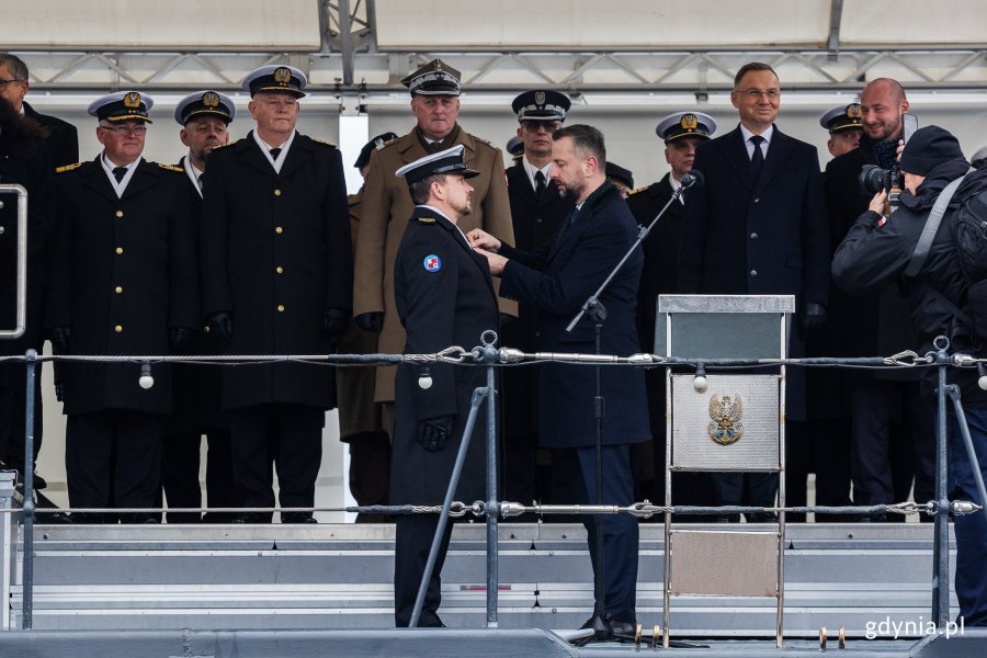 Władysław Kosiniak-Kamysz - wicepremier, minister obrony narodowej wręczający odznaczenia podczas uroczystości z okazji 106. rocznicy utworzenia Marynarki Wojennej 
