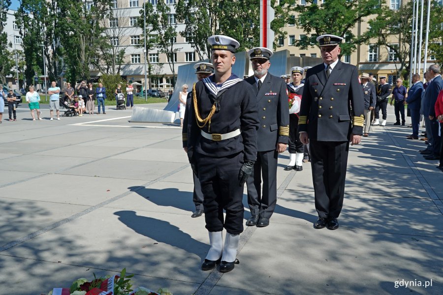 Przedstawiciele dowództwa Maryanrki Wojennej RP składający kwiaty przed pomnikiem podczas uroczystości upamiętniających 81. rocznicę wybuchu powstania warszawskiego