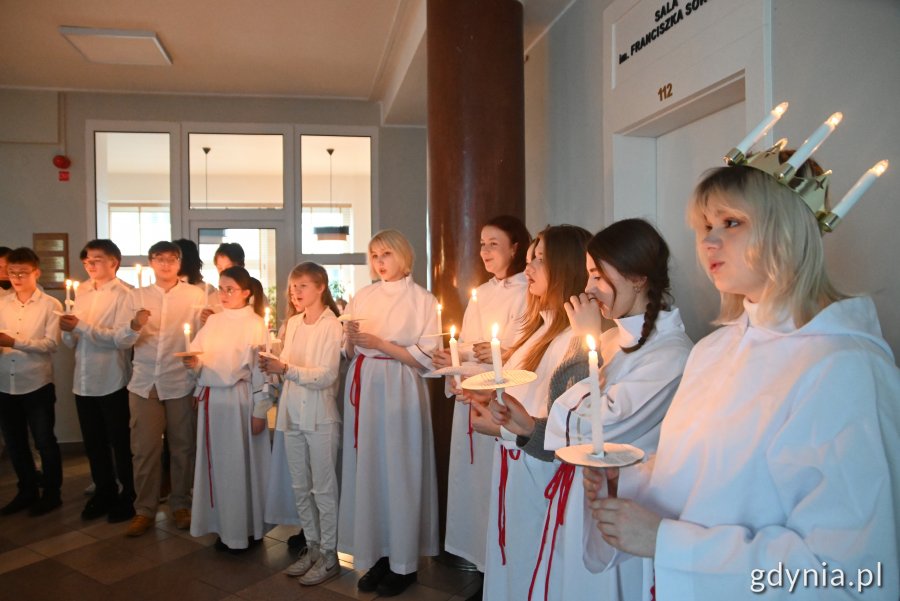 Uczniowie śpiewają szwedzkie pieśni// fot. Karolina Szypelt