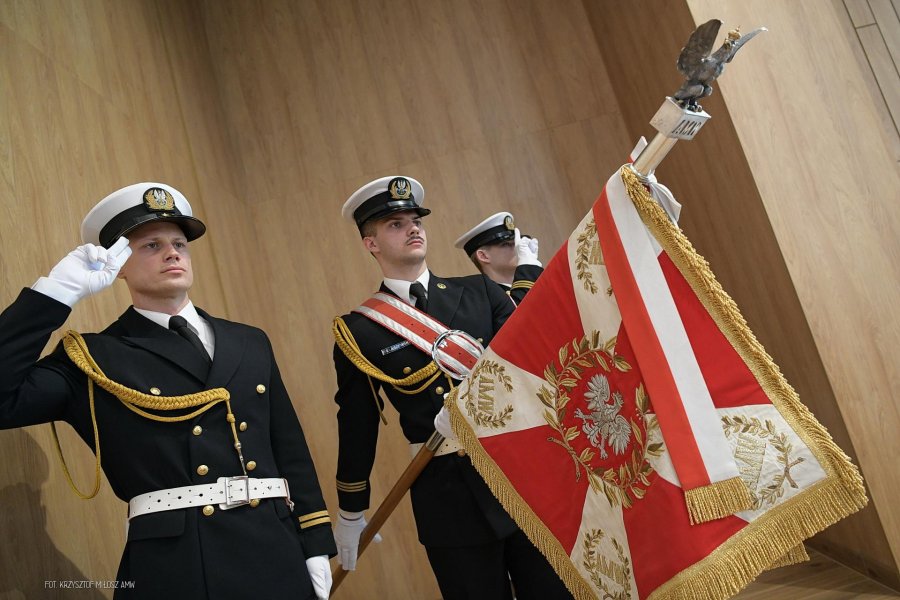 Poczet sztandarowy (fot. Krzysztof Miłosz / Akademia Marynarki Wojennej w Gdyni)