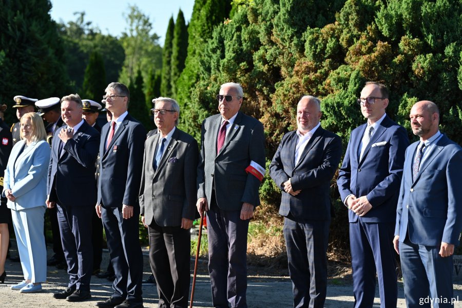Na zdjęciu m.in. (od lewej): członkini zarządu wojew&oacute;dztwa pomorskiego Agnieszka Baranowska, poseł Michał Kowalski, wiceprezydent Gdyni Rafał Geremek, Gdynianin Zenon Roda, członek zarządu stowarzyszenia Gdynian Wysiedlonych Andrzej Krajniak, prezes Światowego Związku Żołnierzy Armii Krajowej o/Gdynia Krzysztof Jankowski oraz wiceprzewodniczący Rady Miasta Gdyni &ndash; Jakub Ubych i Ireneusz Trojanowicz 
