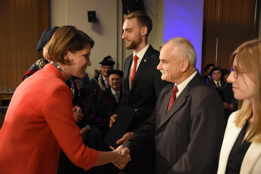Dyplomy laureatowi i wyróżnionym wręczyła Katarzyna Gruszecka-Spychała, wiceprezydent Gdyni ds. gospodarki, fot. Jan Ziarnicki