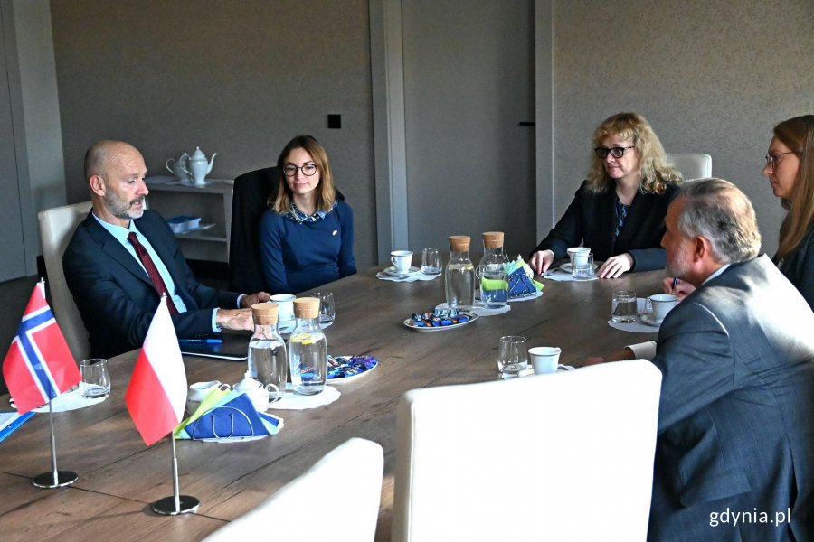 Od lewej: Anders H. Eide – ambasador Norwegii w Polsce, Weronika Haustein – konsul honorowy Norwegii w Gdyni, Joanna Leman – kierownik Samodzielnego Referatu Współpracy z Zagranicą Urzędu Miasta Gdyni, Magdalena Jambroż z Samodzielnego Referatu Współpracy z Zagranicą Urzędu Miasta Gdyni, Wojciech Szczurek – prezydent Gdyni podczas spotkania w Urzędzie Miasta Gdyni // fot. Magdalena Śliżewska