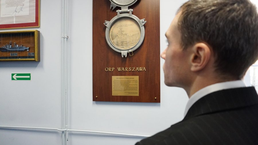Maciej Kwaśniewski - laureat konkursu na logo stulecia AMW podczas wizyty w Akademii Marynarki Wojennej // fot. materiały prasowe AMW