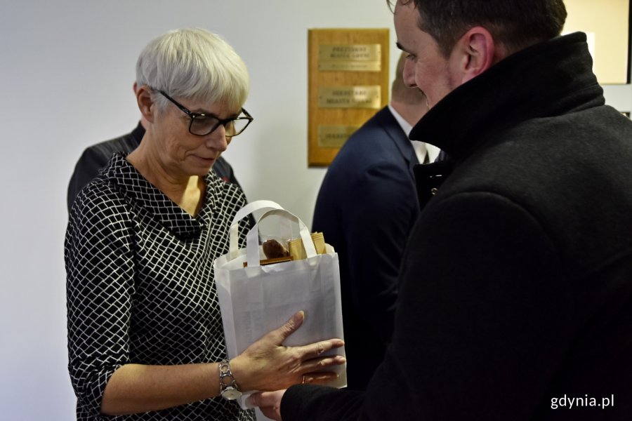 Joanna Zielińska - przewodnicząca gdyńskiej Rady Miasta odbiera prezent od organizatorów orszaku // fot. Paweł Kukla