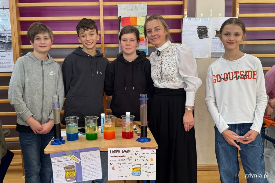 Szkolny Festiwal Nauki w Gdyni w SP 18, na zdjęciu młodzież podczas pokazów dla klas IV-VIII (fot. Katarzyna Balcerzak)