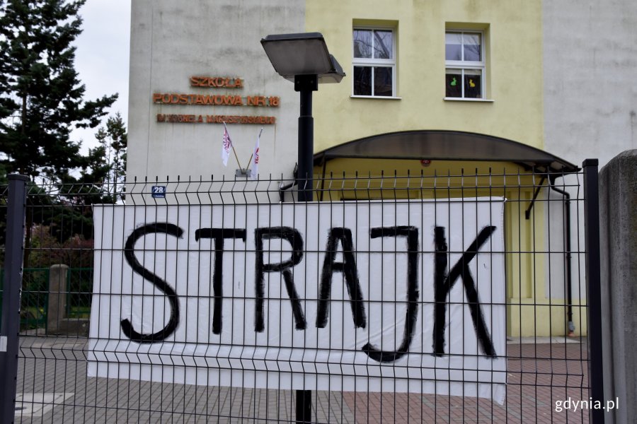 Prezydent Gdyni Wojciech Szczurek odwiedził strajkujących nauczycieli ze Szkoły Podstawowej nr 18 // fot. Paweł Kukla 