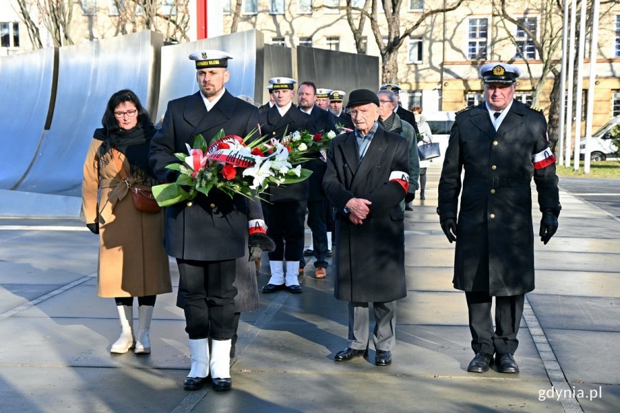 Przedstawiciele Światowego Związku Żołnierzy Armii Krajowej składają kwiaty przed pomnikiem AK na skwerze Kościuszki. Drugi od prawej: Eugeniusz Wrochna ps. Jaskółka, żołnierz AK i prezes honorowy gdyńskiego koła Światowego Związku Żołnierzy Armii Krajowej. Przed nimi - marynarz z wiązanką kwiatów w ręce // fot. Magdalena Czernek