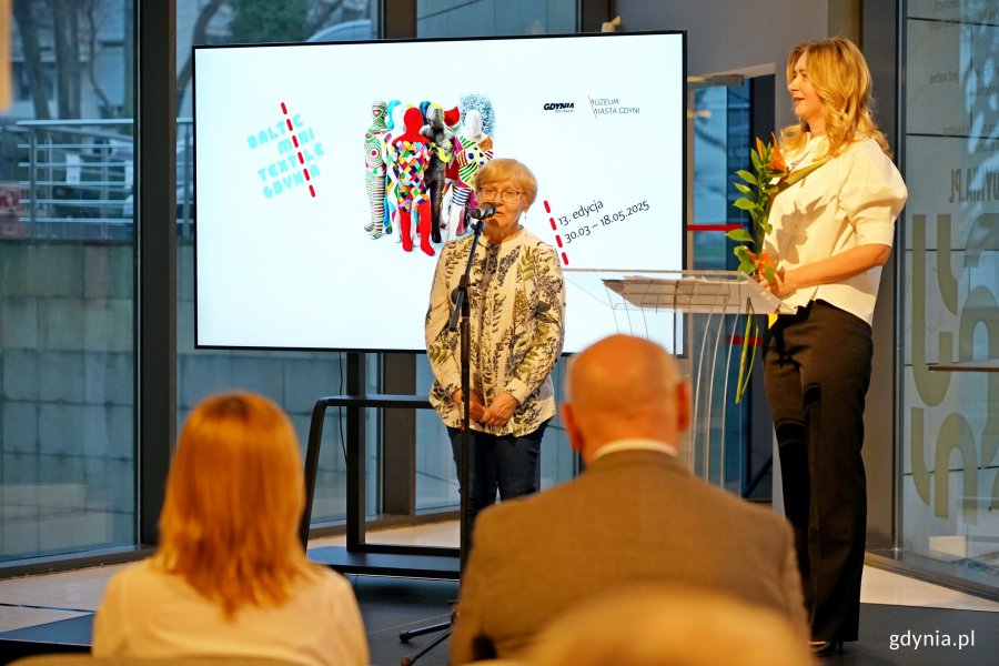 Od lewej: Anna Więckowska-Kowalska – laureatka 12. edycji konkursu Baltic Mini Textile Gdynia oraz Anna Śliwa - kuratorka wystawy podczas otwarcia 13. Baltic Mini Textile Gdynia w Muzeum Miasta Gdyni