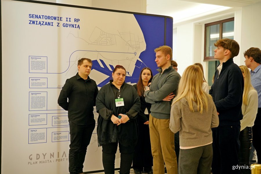 Wycieczka odwiedzająca Senat podczas zwiedzania wystawy &bdquo;Gdynia x 10&rdquo;