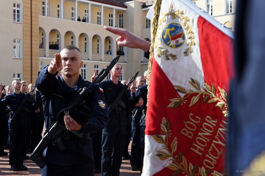 Wyróżnieni podchorążowie przysięgali na sztandar // fot. Krzysztof Miłosz
