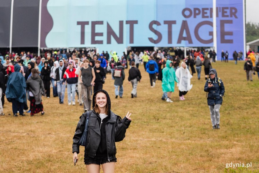 Uczestnicy Open'era na terenie miasteczka festiwalowego 