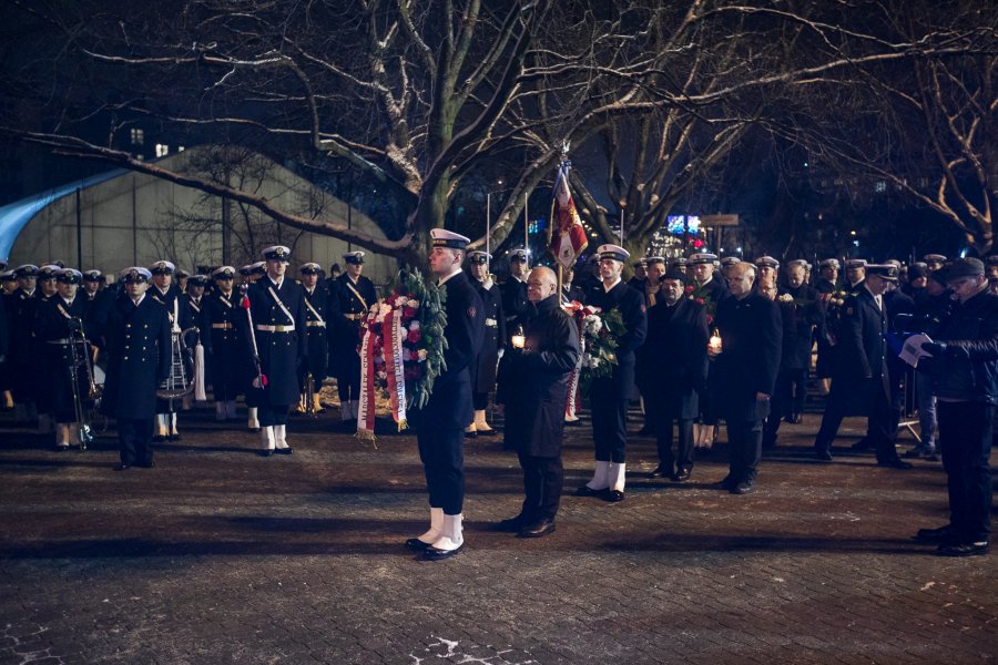 Wieczorne uroczystości z okazji 48. rocznicy Grudnia '70 // fot. Karol Stańczak