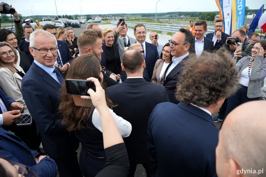 Uczestnicy oficjalnego otwarcia pierwszego odcinka OMT z ministrem infrastruktury Dariuszem Klimczakiem