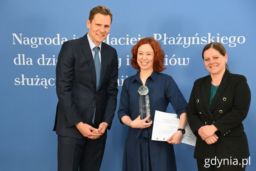 Na zdjęciu (od lewej): Jakub Płażyński, laureatka Joanna Sikora, prezydent Gdyni Aleksandra Kosiorek (fot. Magdalena Starnawska)