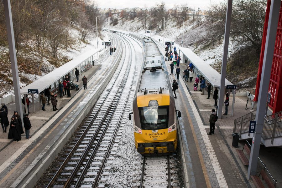 Pierwsi pasażerowie już na nowych gdyńskich przystankach PKM // fot. Karol Stańczak