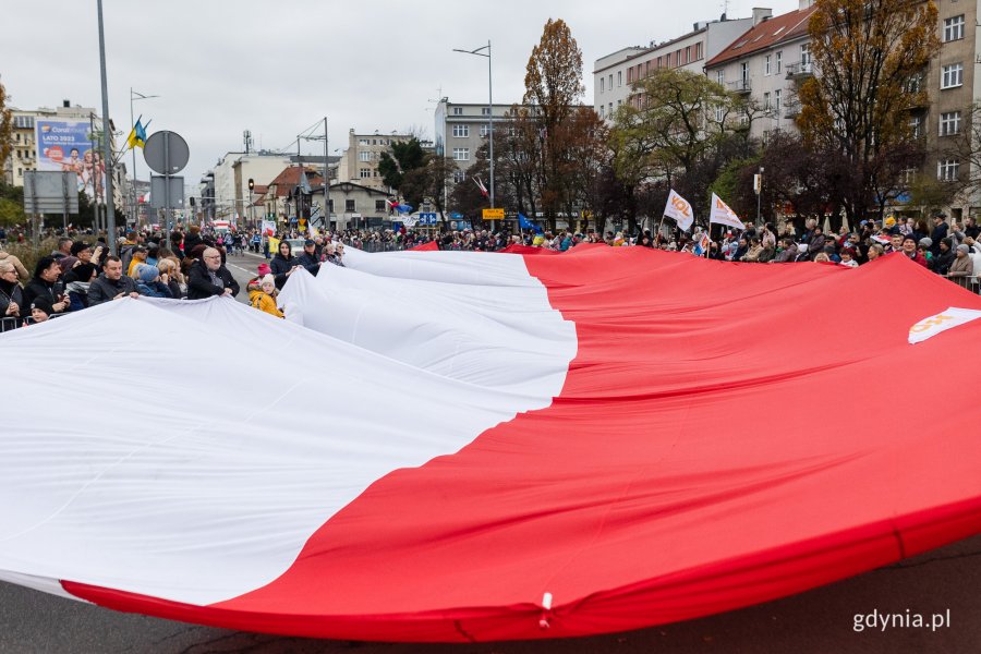 Biało-czerwona flaga niesiona przez uczestników parady z okazji Narodowego Święta Niepodległości // fot. Karol Stańczak