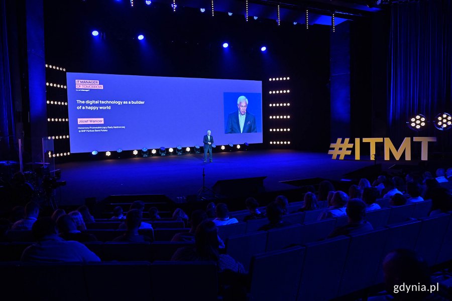 Józef Wancer, honorowy przewodniczący rady nadzorczej BNP Paribas Bank Polska, na scenie Teatru Muzycznego wygłaszający wykład inauguracyjny podczas konferencji  „IT Manager of Tomorrow” // fot. Michał Puszczewicz