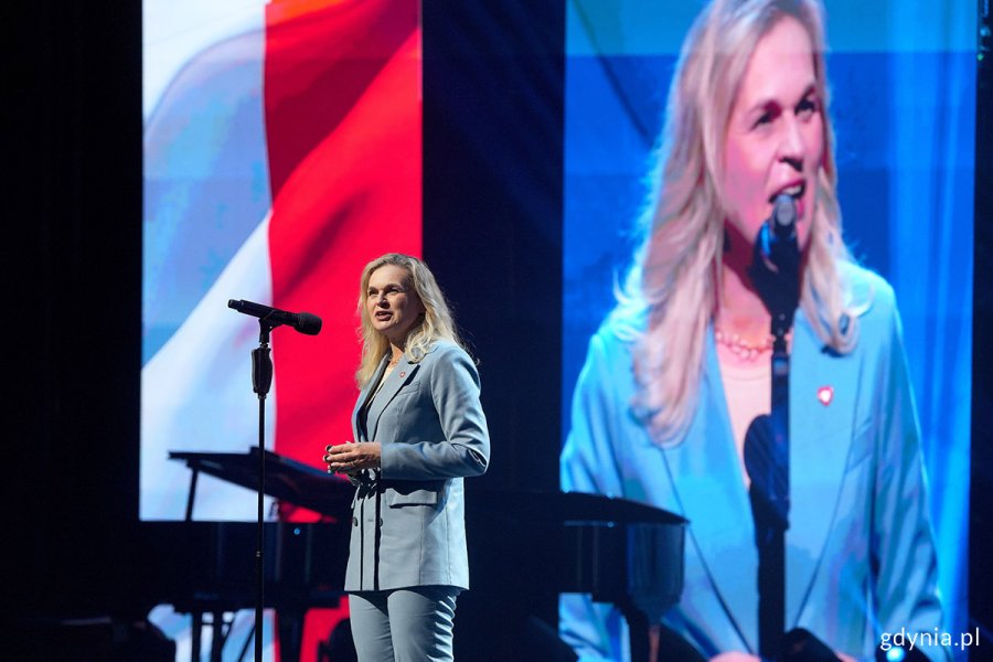 Na zdjęciu ministra edukacji Barbara Nowacka w niebieskim żakiecie