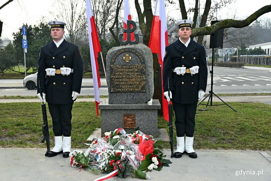 Posterunek honorowy przy pomniku Armii Krajowej na skwerze Kościuszki podczas uroczystości z okazji 82. rocznicy utworzenia AK