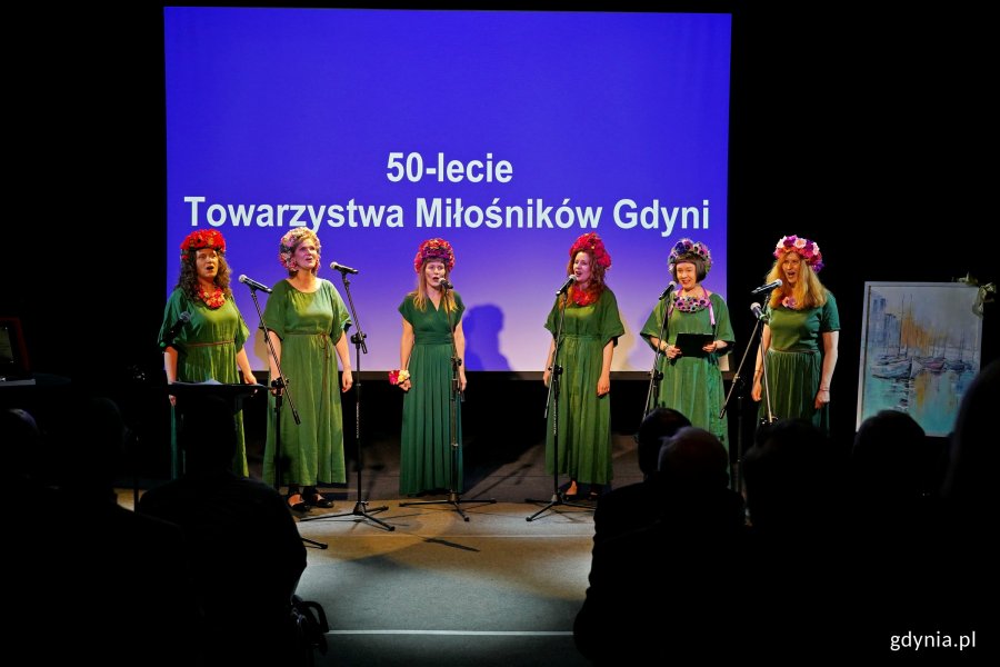 Artystki z Akademii Głos&oacute;w Tradycji podczas występu na uroczystości z okazji 50-lecia Towarzystwa Miłośnik&oacute;w Gdyni 