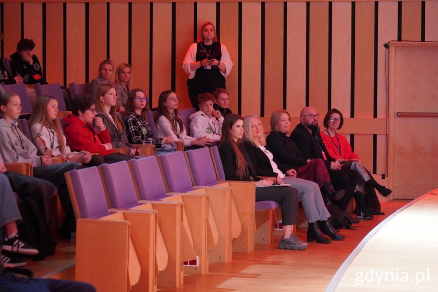 W pierwszym rzędzie siedzą m.in.: wiceprezydentka Oktawia Gorzeńska i Alicja Harackiewicz, dyrektorka CN Experyment
