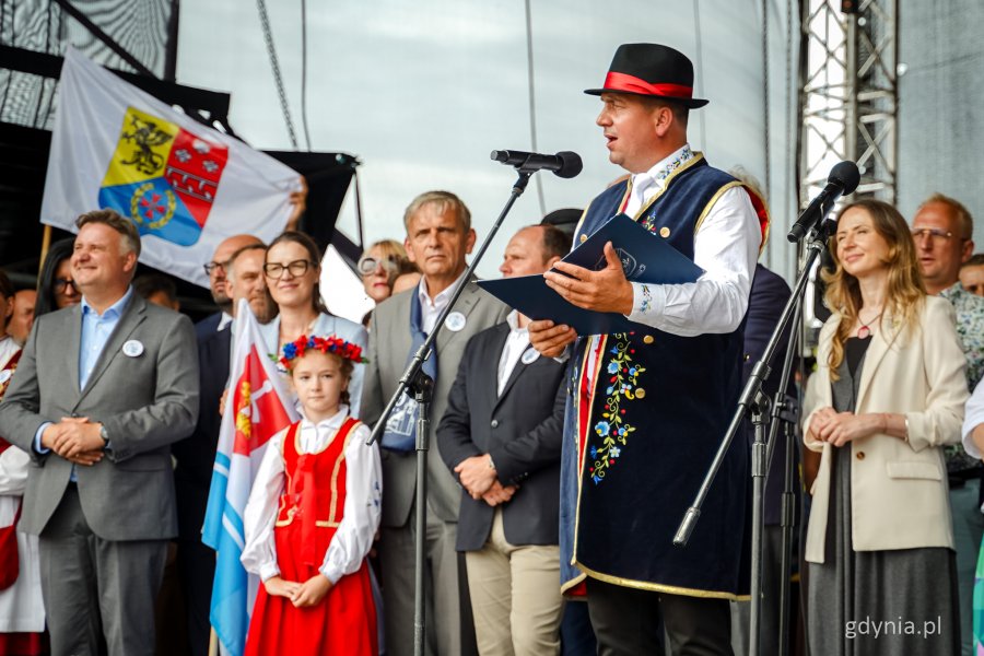 Światowy Zjazd Kaszubów 2025 w Szemudzie - przemawia wójt gminy Szemud Ryszard Kalkowski (fot. Kamil Złoch)