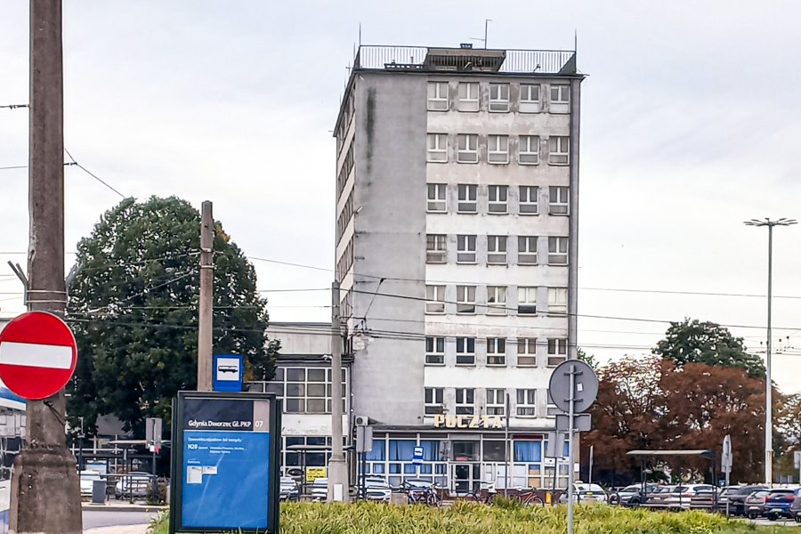 Budynek przy placu Konstytucji po wejściu w życie uchwały krajobrazowej (fot. Biuro Plastyka Miasta)
