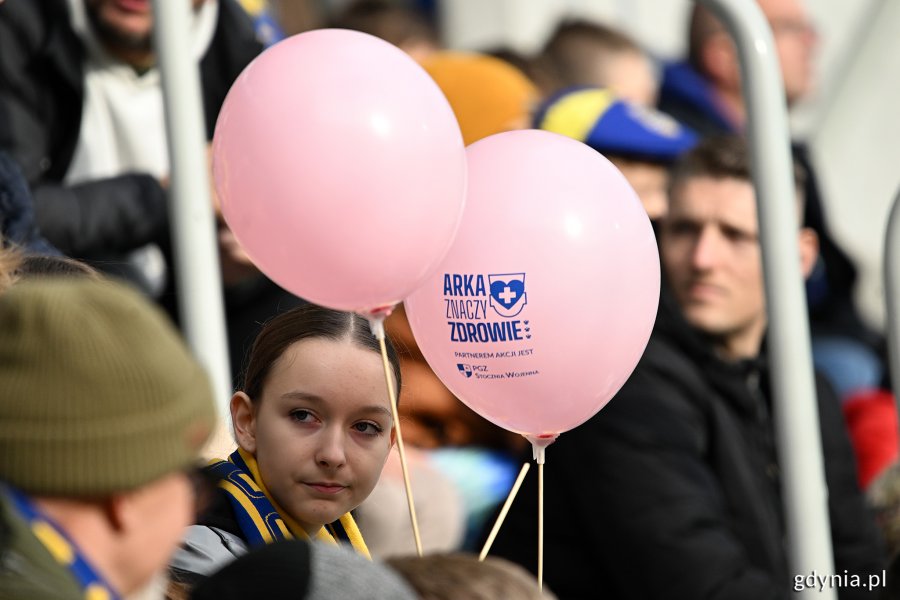 Kibicka z różowymi balonami podczas meczu Arki Gdynia z Pogonią Siedlce
