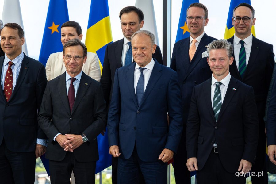 Polsko-szwedzkie rządowe konsultacje w Gdyni. Grupowe zdjęcie członk&oacute;w rządu Polski i Szwecji (fot. Kamil Złoch)