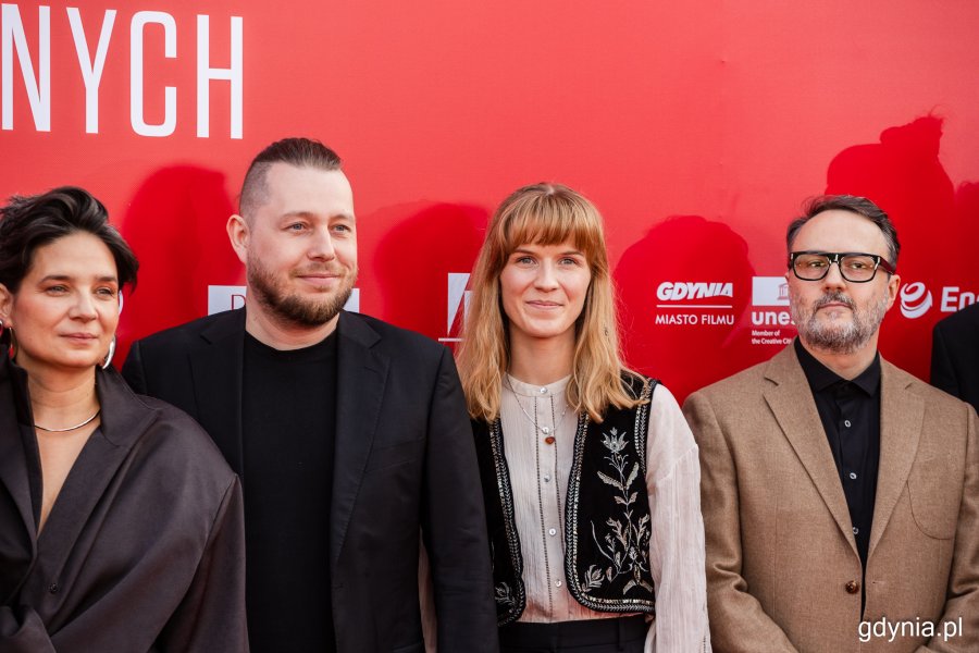 Ekipa filmu "LARP. Miłość, trolle i inne questy". Ceremonia czerwonego dywanu poprzedzająca sobotnią galę 50. Festiwalu Polskich Filmów Fabularnych w Gdyni (fot. Karol Stańczak)