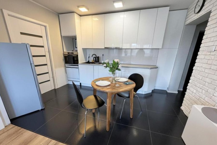 Salon z aneksem kuchennym w obiekcie Etezje Apartamenty - Władysława IV