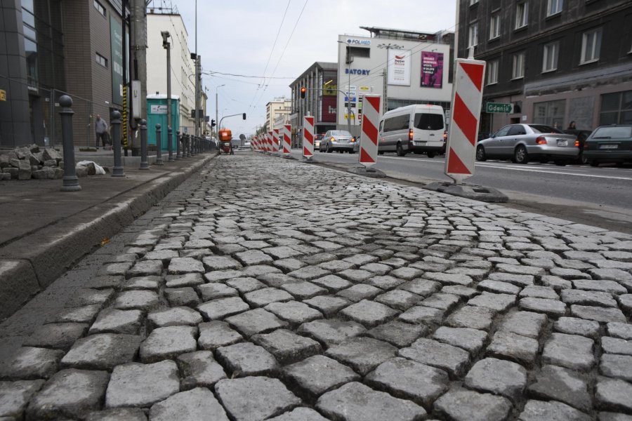 Zabytkowy bruk jak nowy // fot. Kamil Złoch
