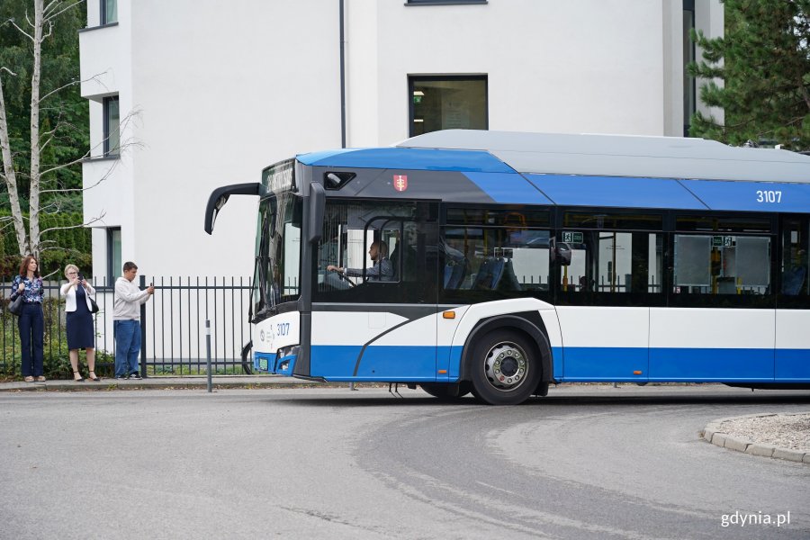 Trolejbus linii 28 wjeżdżający na pętlę przy szpitalu w Redłowie 