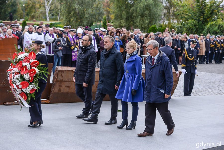 W uroczystym pogrzebie admirała Józefa Unruga wzięli udział: prezydent Gdyni Wojciech Szczurek, wiceprzewodniczący Rady Miasta Andrzej Bień, radna Gdyni Elżbieta Sierżęga oraz przewodniczący Rady Dzielnicy Grabówek Zenon Roda // fot. Przemysław Świderski