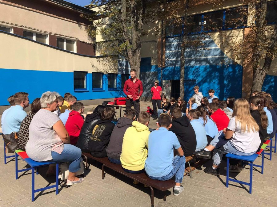Zajęcia z pierwszej pomocy dla młodzieży w Szkole Podstawowej nr 40 w Gdyni  // fot. Misja Pierwsza Pomoc