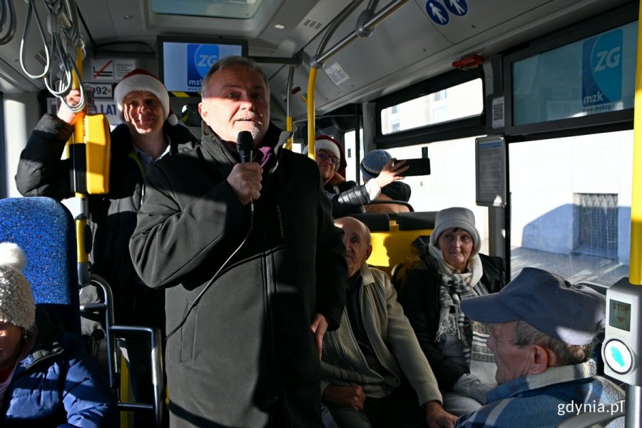 Prezydent Gdyni Wojciech Szczurek podczas spotkania z mieszkańcami DPS-u w czasie ich wycieczki autobusowej po Gdyni. Za nim: Marcin Wołek - wiceprzewodniczący Rady Miasta Gdyni 