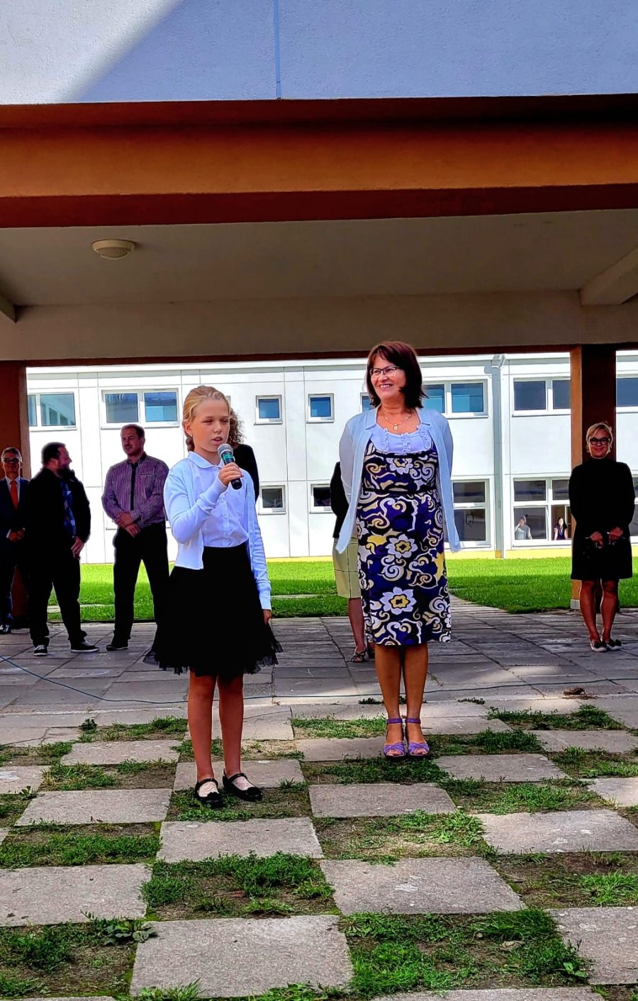 Pani dyretkor z uczennicą