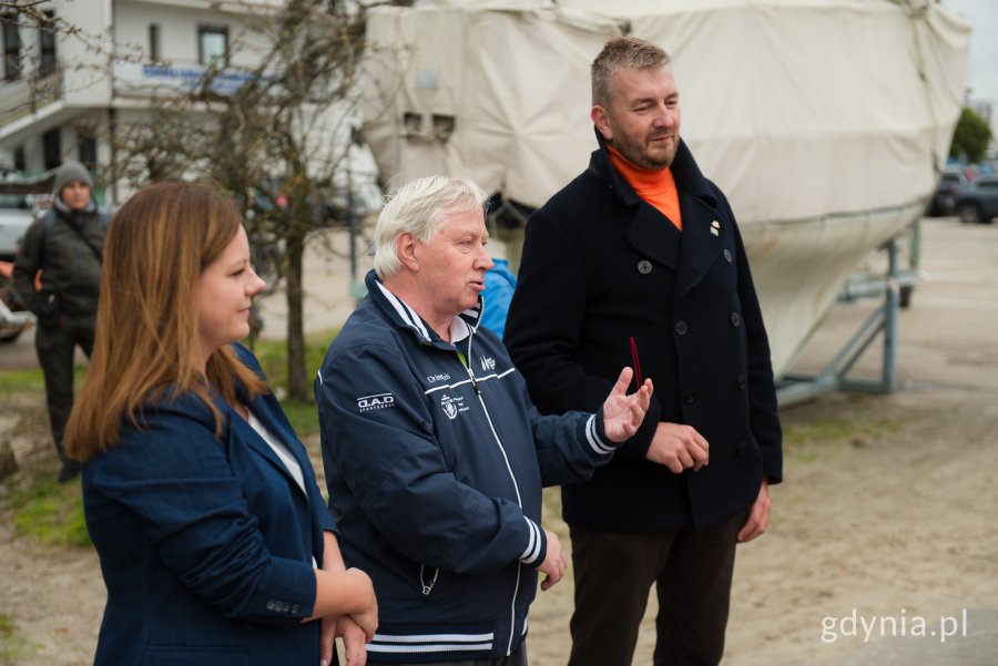 Prezydent Aleksandra Kosiorek, Bogusław Witkowski, prezes Pomorskiego Związku Żeglarskiego i kpt. Maciej Sodkiewicz ze Szkoły Żeglarstwa „Sekstant” w Marinie Gdynia