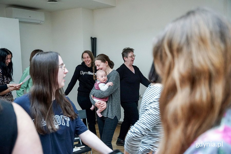 Olena Yanchuk i uczestnicy zajęć w Konsulacie Kultury