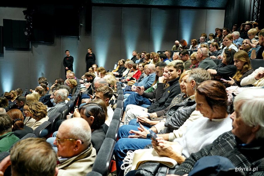 Widzowie oczekujący na pokaz serialu „Heweliusz” w sali Warszawa Gdyńskiego Centrum Filmowego 