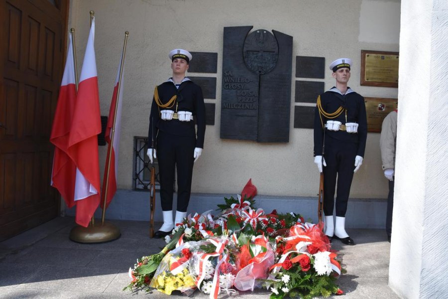 Złożenie kwiatów pod tablicą Marynarzy Polskich zamordowanych na wschodzie // fot. Lechosław Dzierżak