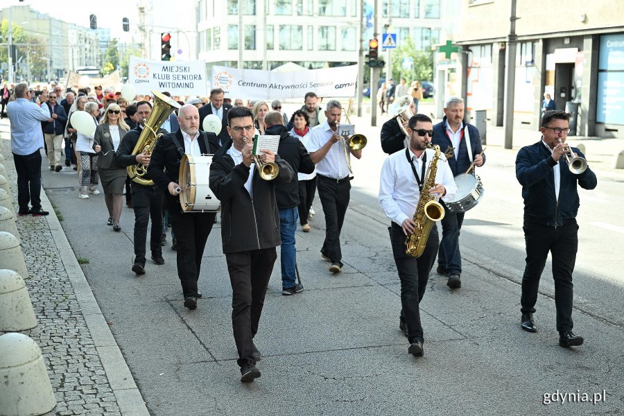 Orkiestra dęta na marszu senior&oacute;w w Gdyni