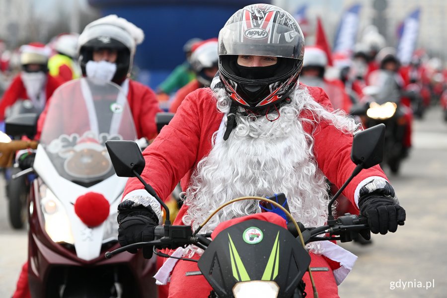 Akcja "Mikołaje na motocyklach" na ulicach Gdyni // fot. Michał Puszczewicz